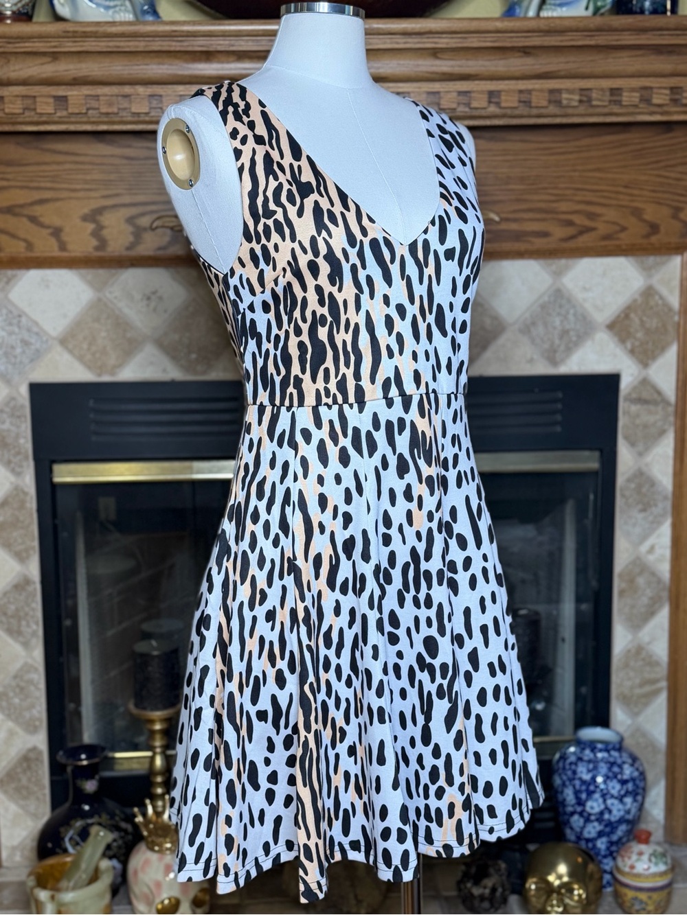 Valleygirl Sleeveless V-Neck Animal Spot Dress in White, Black and Tan Women’s M